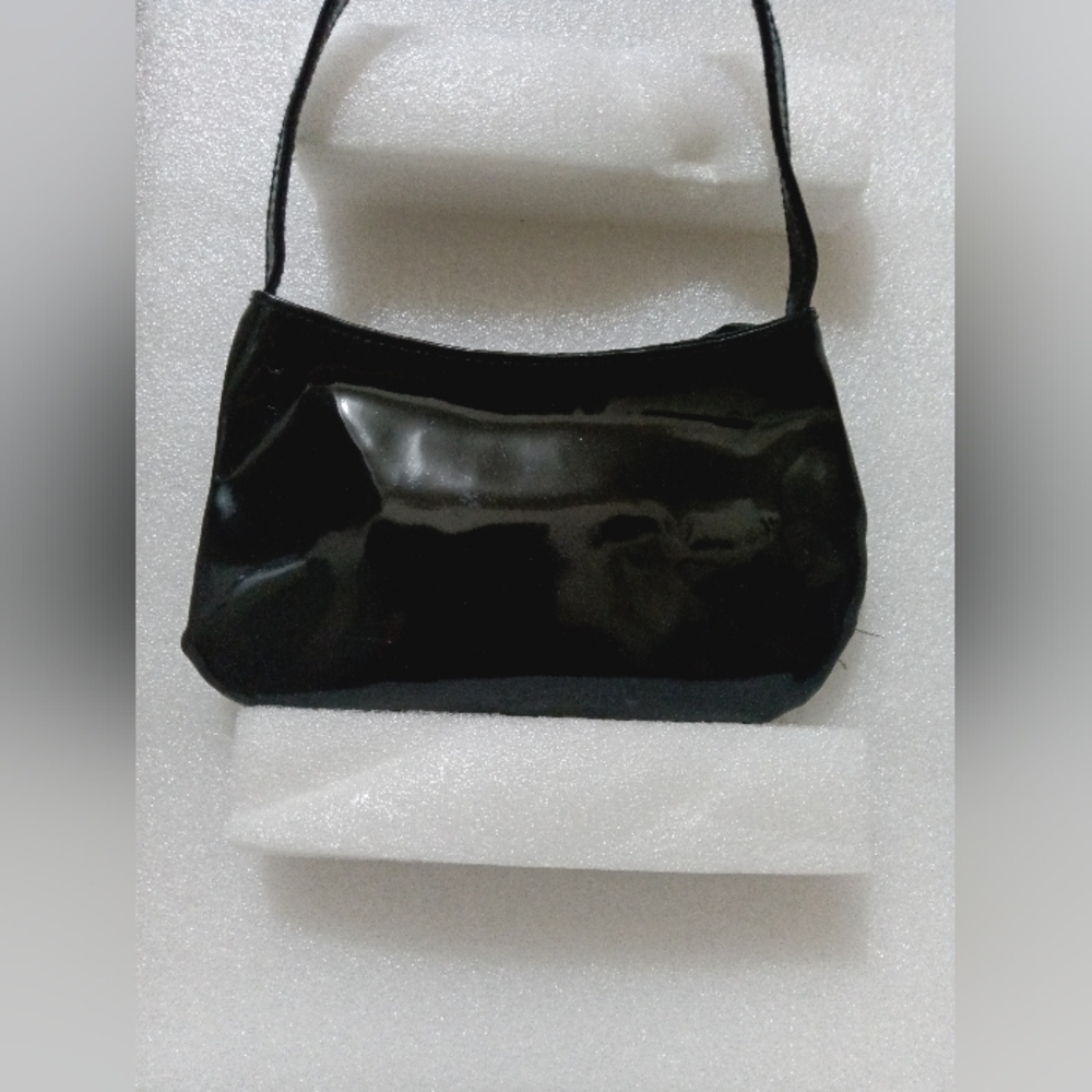 Stylish Black Kids Handbag with Bow Accent - Picture 11 of 13